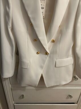 NWT. ZARA  White Double-Breasted Blazer with Gold Buttons, size Large